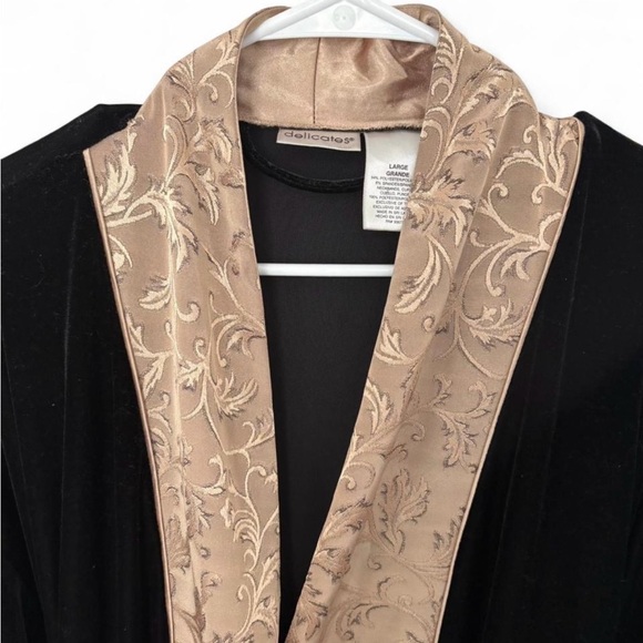 Vintage Delicates Long Black Velvet Robe Borcade Gold Floral Accent Large Luxury - Picture 4 of 7
